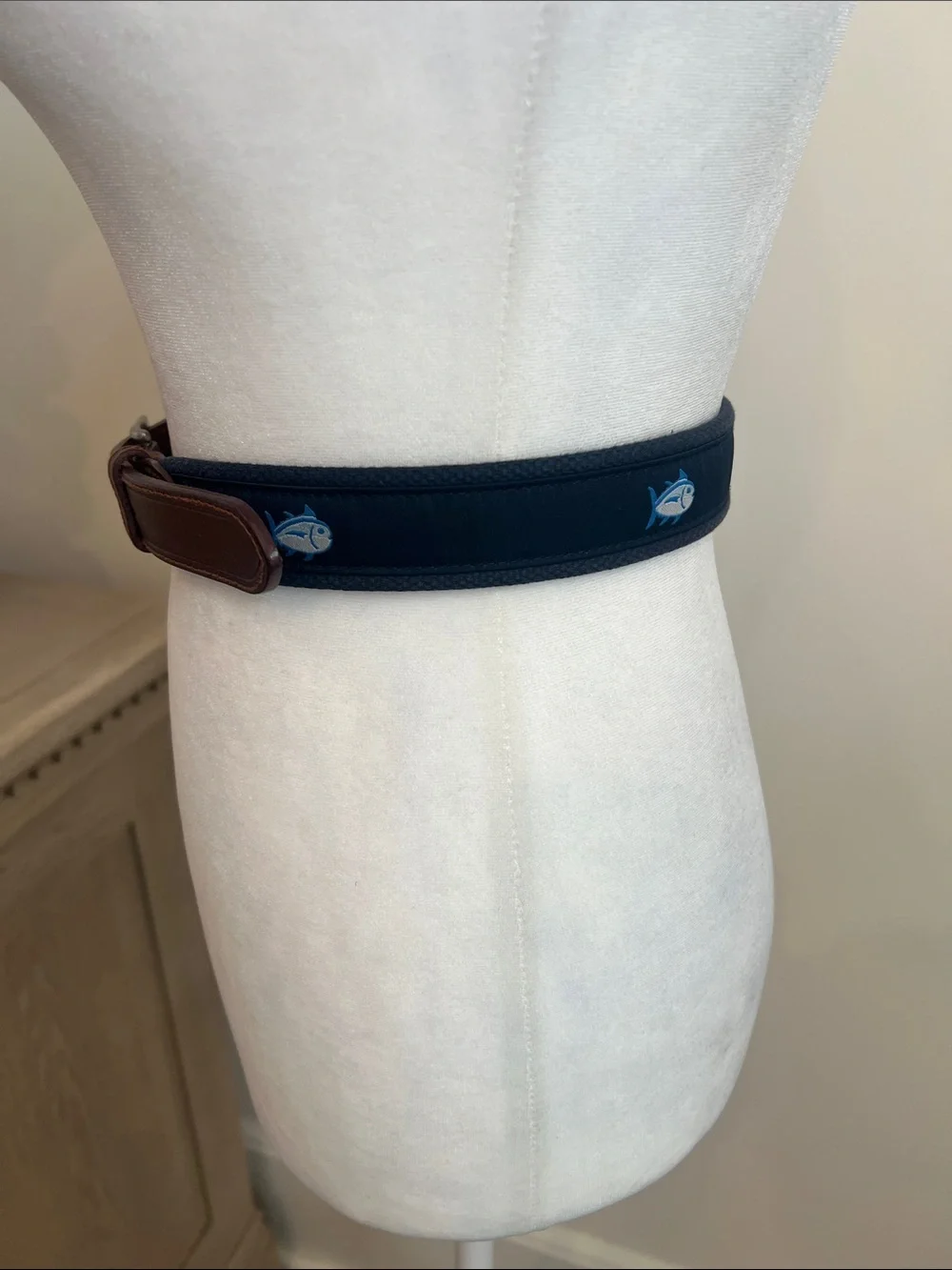 Boys Southern Tide Skipjack ribbon belt size 26 navy and brown leather